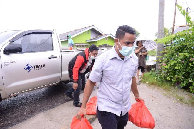 Penyaluran bantuan makanan siap saji bagi warga yang terdampak banjir, di Kabupaten Bangka.