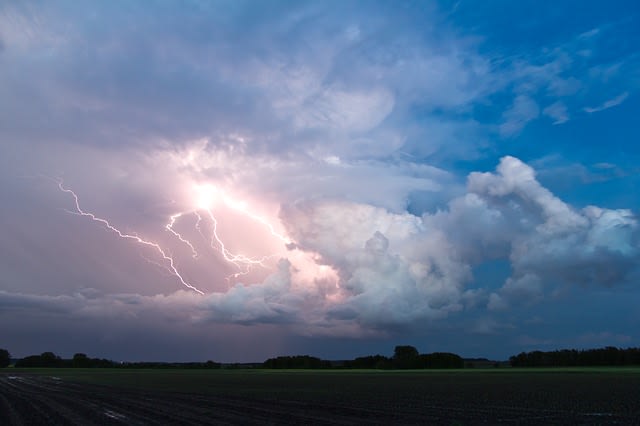 Mengapa Pesawat Terbang Menghindari Awan Cumulonimbus? (422648)