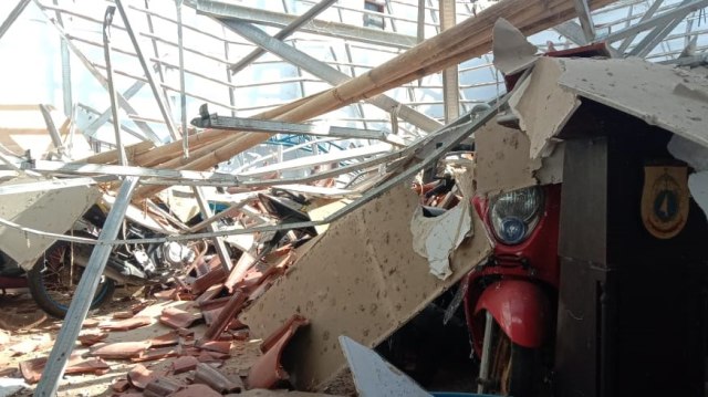 Atap rumah dinas Ketua DPRD Sulawesi Barat ambruk usai diguncang gempa 5,9 magnitudo. Foto: Awal Dion/sulbarkini