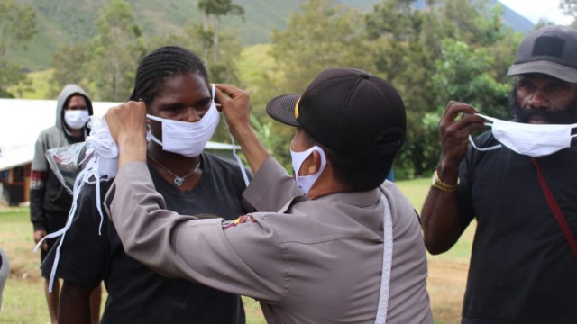 Pembagian masker kepada warga di Lanny Jaya. (Dok Polda Papua)