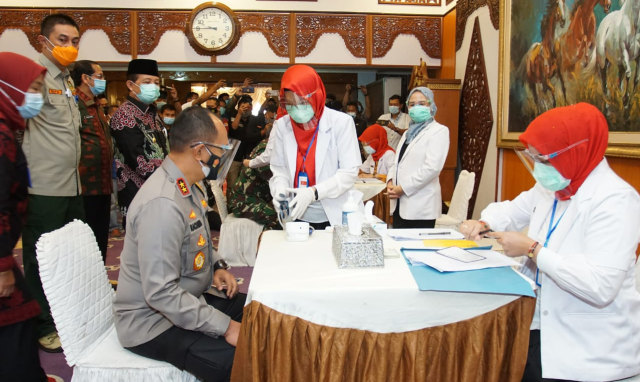 Kapolda Jambi, Irjen Pol A Rachmad Wibowo saat melakukan penyuntikan vaksin. Foto: dok. Hms