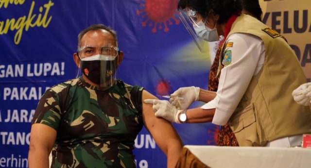 Danrem 042/Gapu dan Kapolda Jadi Penerima Pertama Vaksin COVID-19 di Jambi (442195)