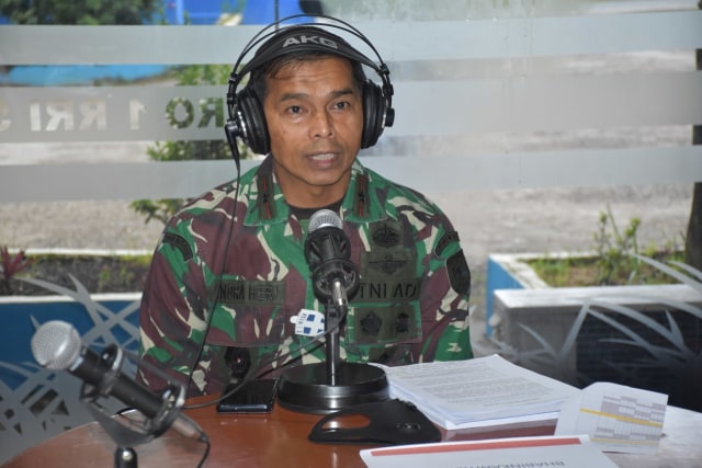 Babinsa Ikut Terlibat Berikan Edukasi Pada Masyarakat Tentang Vaksin COVID-19 (435380)