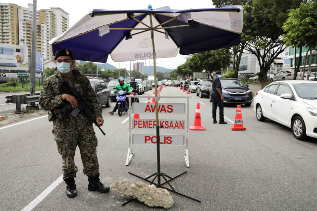Tentara melakukan pemeriksaan saat lockdown di Kuala Lumpur, Malaysia. Foto: Lim Huey Teng/Reuters