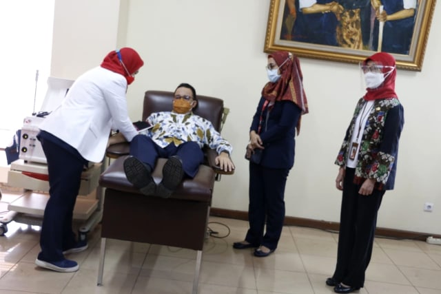 Sembuh dari Corona, Anies Donor Plasma Darah (34562)