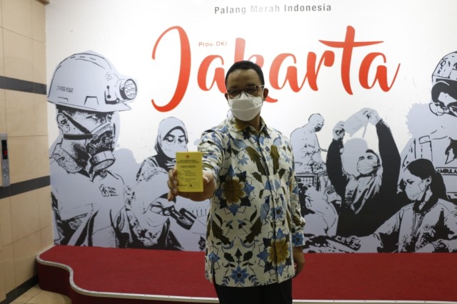 Gubernur DKI Jakarta, Anies Baswedan, menunjukkan kartu usai donor darah plasma konvalesen di Kantor Palang Merah Indonesia (PMI) DKI Jakarta. Foto: PPID DKI Jakarta