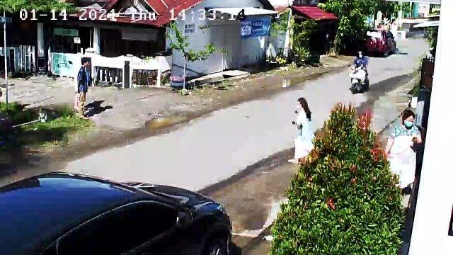 Rekaman CCTV saat seorang mahasiswi di Mamuju tertabrak motor karena panik saat terjadi gempa. Foto: Tangkapan layar video