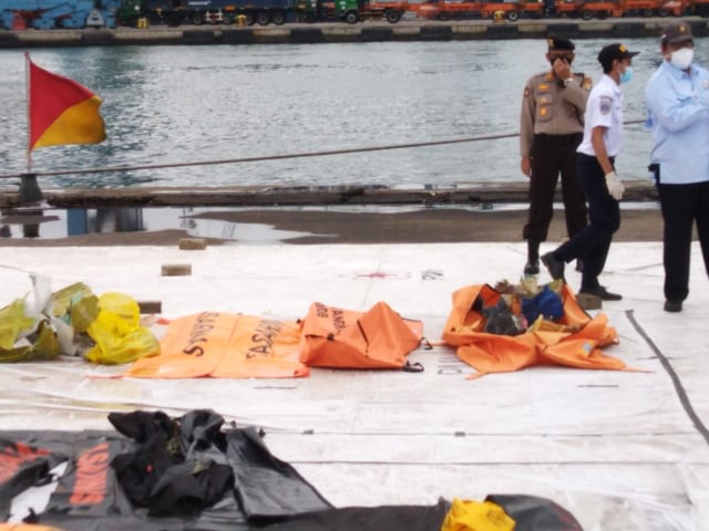 Puing Sriwijaya Air SJ-182 yang ditemukan awak kapal KN Trisula milik KPLP di serahkan ke Basarnas, Rabu (13/1).  Foto: Fachrul Irwinsyah/kumparan