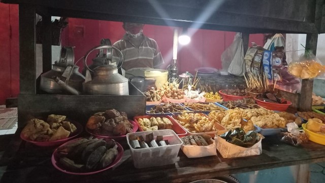 Jam Operasional Warung Makan, Solo Enggan Ikuti Aturan Jateng (430619)