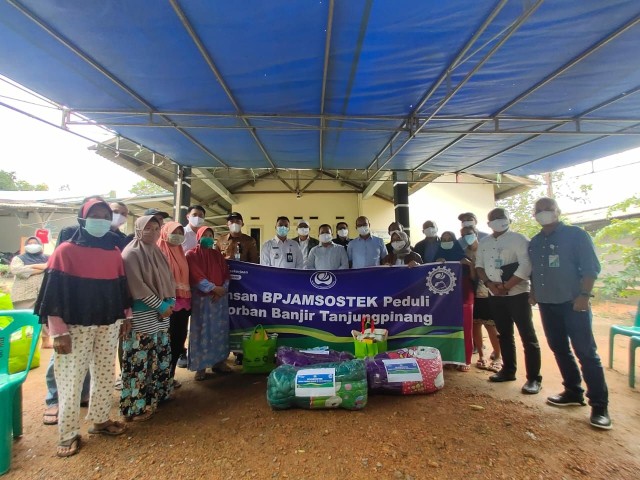 ﻿﻿﻿Serikat Pekerja BPJamsostek membagikan bantuan kepada masyarakat terdampak bencana alam di Tanjungpinang. Foto: Ismail/kepripedia.com