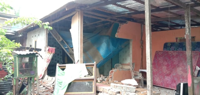 Proses evakuasi warga korban gempa 6,2 M di Majene. Foto: Dok. Awal Dion/SulbarKini