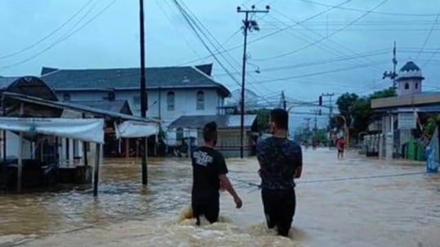 Banjir meliputi daerah di Sarigading di Kecamatan Barabai, Kabupaten Hulu Sungai Tengah, Kalimantan Selatan, Jumat (15/1/2021). Foto: Fathurrahman/ANTARA