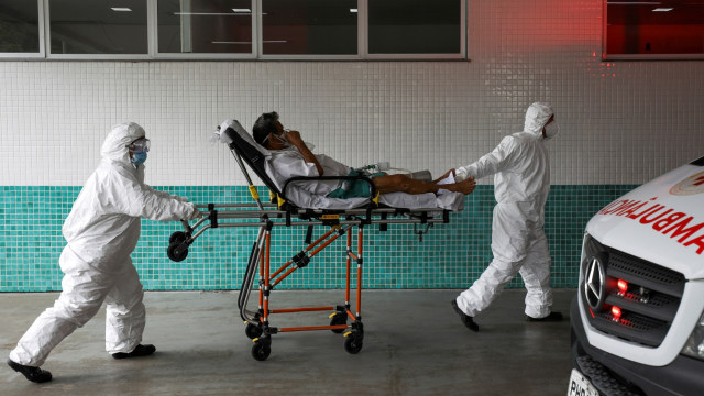 Petugas mengangkut pasien yang diduga menderita COVID-19 di rumah sakit 28 de Agosto, di Manaus, Brasil, Kamis (14/1). Foto: Bruno Kelly/REUTERS