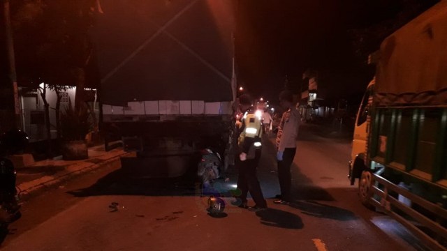 Petugas saat lakukan olah TKP kecelakaan lalu-lintas di jalan raya Bojonegoro-Cepu, turut Desa Kuncen Kecamatan Padangan Kabupaten Bojonegoro. (foto: istimewa)