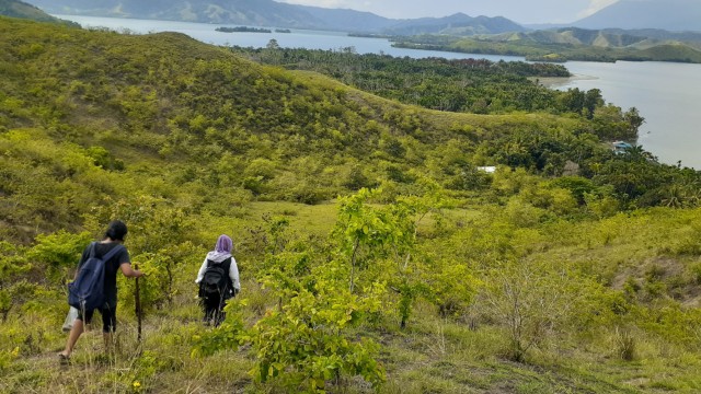 Pemandangan dengan latar belakang Danau Sentani menjadikan Bukit Yomokho jadi lokasi instagramable (Dok Hari Suroto/balai Arkeologi Papua)