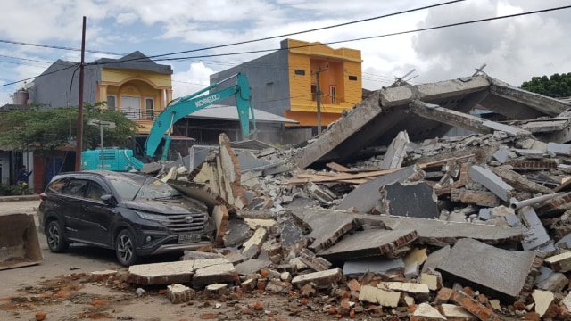 Bangunan yang rusak usai diguncang gempa di kota Mamuju, Sulawesi Barat, Jumat (15/1). Foto: Awal Dion/SulbarKini