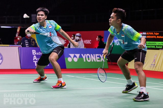 Ganda Putra Indonesia Daniel Marthin dan Leo Rolly Carnando pada pertandingan Thailand Open 2021, di Impact Arena, Bangkok, Kamis (14/1). Foto: Badmintonphoto/BWF