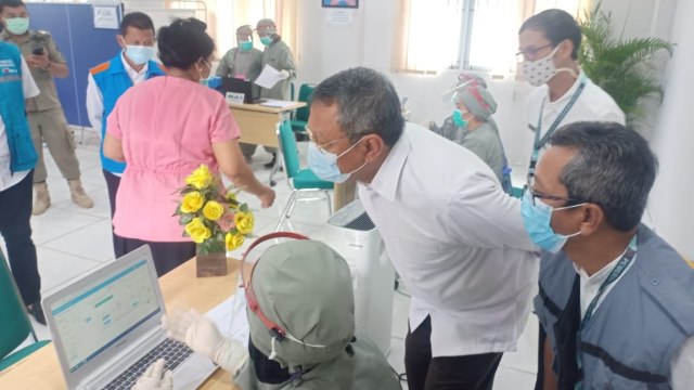 Tenaga Kesehatan di Kota Tangerang Selatan bersiap disuntuik vaksin corona, Jumat (15/1).  Foto: Dok. Istimewa