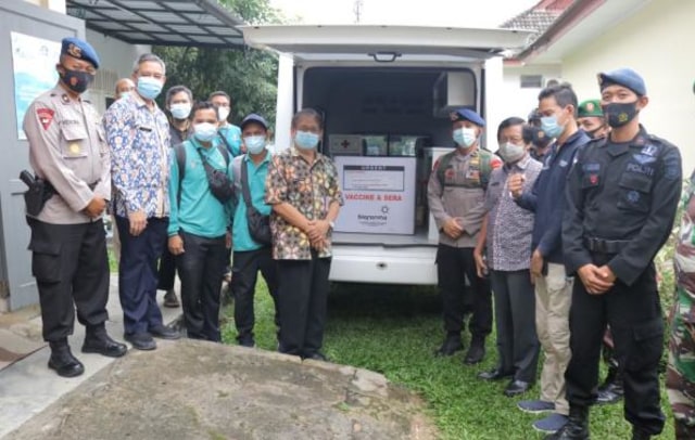 Wakil Gubernur Kepulauan Bangka Belitung (Babel), Abdul Fatah secara simbolis melepas distribusi vaksin sinovac. (Ist)