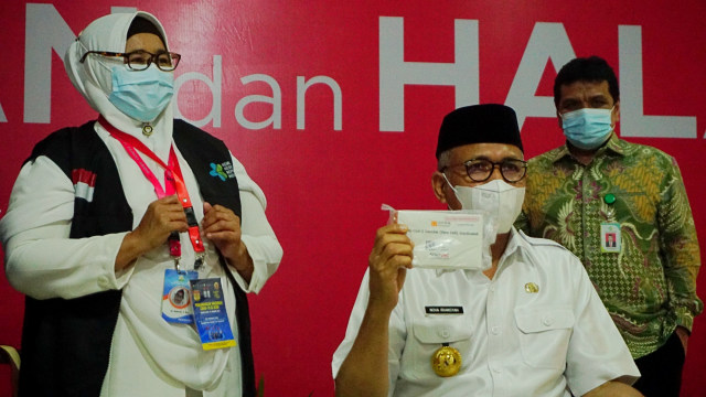 Gubernur Aceh Nova Iriansyah menjalani suntik vaksin Sinovac di Rumah Sakit Umum Daerah (RSUD) Zainoel Abidin, Banda Aceh, Jumat (15/1). Foto: Zuhri Noviandi/kumparan
