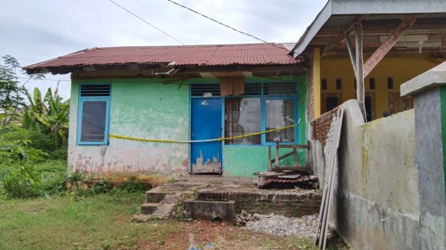 Rumah kosong di komplek transmigrasi tempat penemuan mayat tanpa kepala. Kamis (15/1) | Foto : Bella Sardio / Lampung Geh