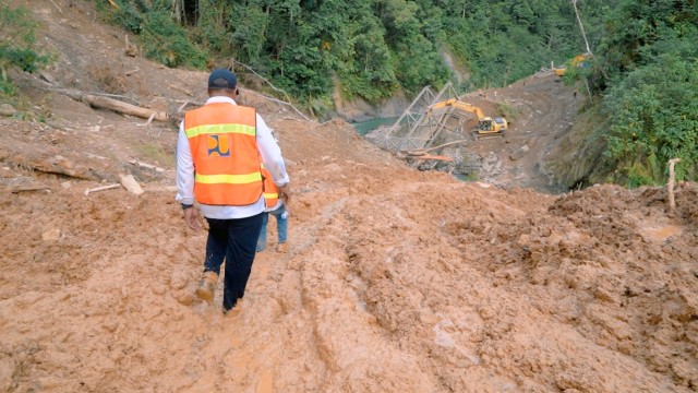 Wamen PUPR Trabas Hutan Cek Longsor dan Jembatan Putus di Jalan Trans Papua (263159)