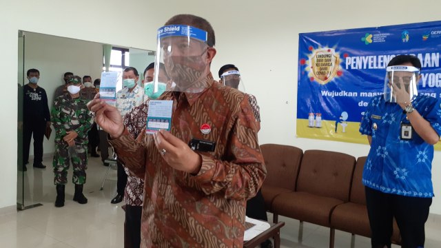 Wali Kota Yogyakarta Haryadi Suyuti saat menghadiri vaksinasi di Rumah Sakit Pratama Kota Yogyakarta. Foto: Arfiansyah Panji Purnandaru/kumparan