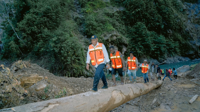 Wamen PUPR Trabas Hutan Cek Longsor dan Jembatan Putus di Jalan Trans Papua (263161)