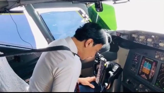 Rafi Noor sedang menunaikan salat di atas pesawat saat terbang dari Merauke ke Pontianak. Foto: Instagram @rafinoor08