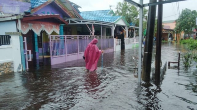 Kondisi banjir di Komplek PWI di Sungai Andai Banjarmasin Utara, Jumat (15/1/2021). Foto: Sukarli/ANTARA