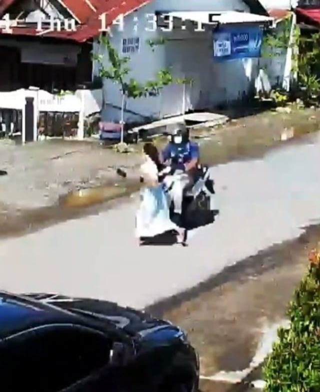 Viral perempuan tertabrak motor karena panik saat gempa guncang Sulawesi Barat. (Foto: Instagram/@kareba_sulbar)