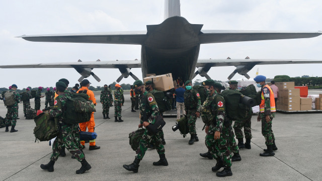 Prajurit TNI bersiap memasuki Pesawat Hercules A 1321 TNI AU yang membawa bantuan logistik untuk korban gempa bumi Majene di Lanud Halim Perdanakusuma, Jakarta, Jumat (15/1).  Foto: Sigid Kurniawan/ANTARA FOTO