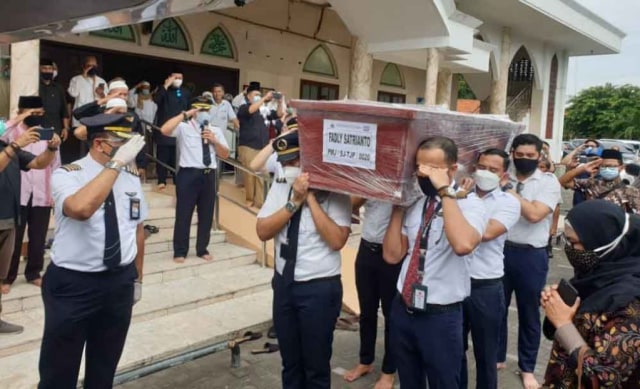 Tangis Keluarga Saat Jenazah Fadly Kopilot yang Naik Sriwijaya Air SJ 182 Tiba