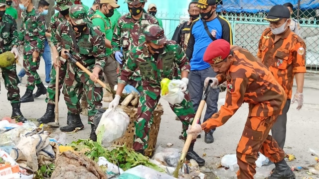KOMANDAN Korem 031/Wira Bima, Brigjen TNI M Syeh Ismed (tengah) bergotong-royong bersama masyarakat bersihkan sampah menggunung di Kota Pekanbaru.