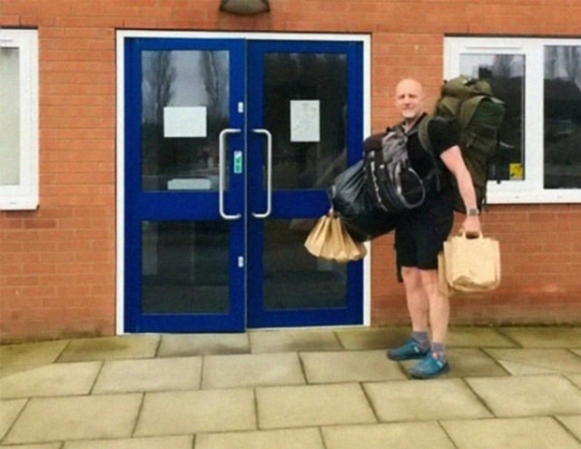 Guru asal Inggris bernama Zane Powles beri makanan kepada anak-anak di Kota Grimsby, Lincolshire, secara gratis di tengah pandemi COVID-19. (Foto: Facebook/Keith Anderson)