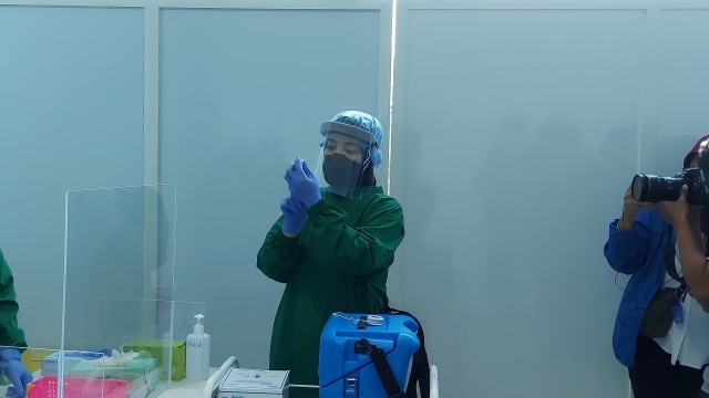 Tenaga medis RSUD Bung Karno Solo menyiapkan peralatan suntik vaksin COVID-19