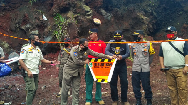 Petugas Satpol PP Kabupaten Kuningan saat melakukan penyegelan terhadap aktivitas galian tambang batu. (Andri Yanto)