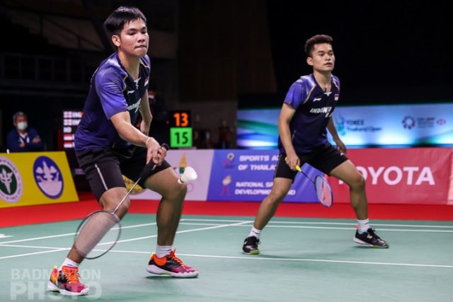Ganda Putra Indonesia Daniel Marthin dan Leo Rolly Carnando pada pertandingan Thailand Open 2021, di Impact Arena, Bangkok, Thailand, Jumat (15/1). Foto: Erika Sawauchi/Badmintonphoto/BWF