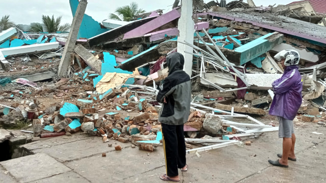 Warga mengamati bangunan RS Mitra Manakarra yang roboh pascagempa bumi, di Mamuju, Sulawesi Barat, Jumat (15/1).  Foto: Akbar Tado/ANTARA FOTO