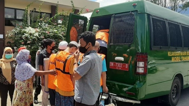 Suasana pemindahan tahanan Polres Sigi ke Lapas Petobo Palu. Foto: Istimewa