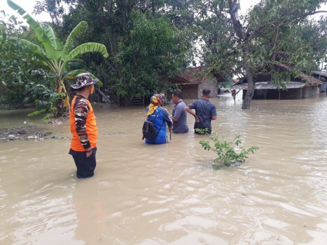 Sungai Cimanuk Indramayu meluap dan merendam pemukiman warga di Blok Bungkul Timur, Kelurahan Bojongsari, Kecamatan Indramayu, Kabupaten Indramayu, Jumat (15/1/2021). (Tomi Indra)