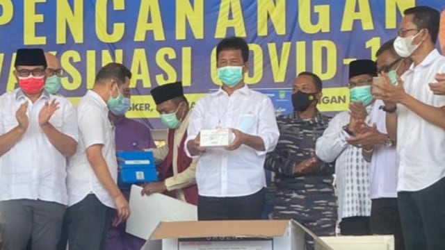 Wali Kota Batam, Muhammad Rudi saat membuka kotak vaksin secara simbolis. Foto: Rega/kepripedia.com