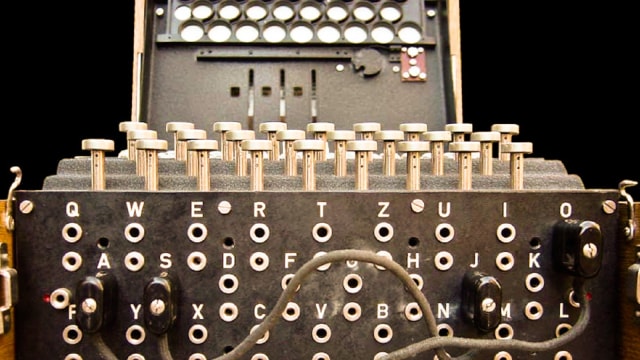 Contoh mesin enigma yang digunakan oleh Nazi Jerman | Wikimedia Commons