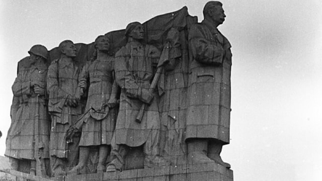 Patung Josef Stalin di Praha, Ceko, sebelum dihancurkan | Wikimedia Commons