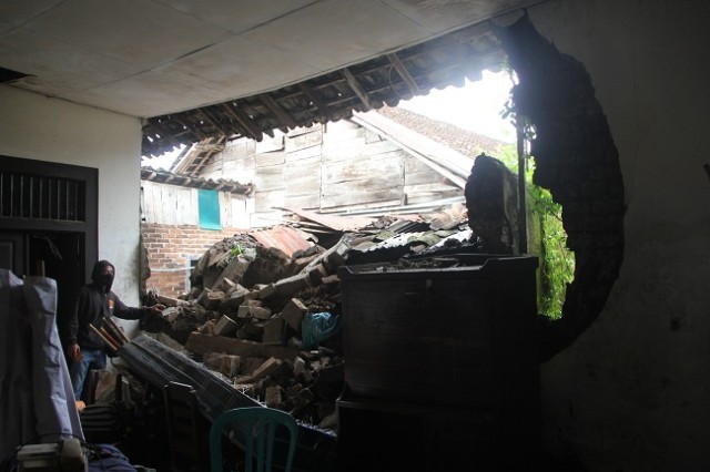 Akibat diterpa air hujan tembok di salah satu ruang gedung SD Negeri 03 Temanggung II, Temanggung, Jawa Tengah yang merupakan bangunan cagar budaya runtuh. Foto: Tugu Jogja/ari