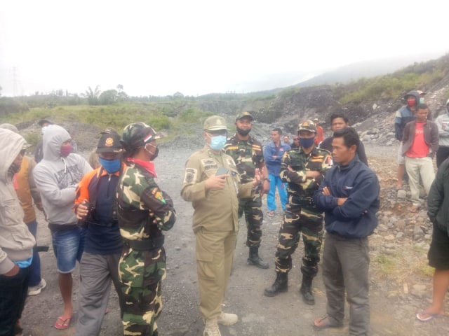 Tim gabungan dari Pemkab Temanggung, Jawa Tengah, dan DPRD menutup lokasi penambangan pasir di lereng Gunung Sindoro, Jumat (15/1/2021). Foto: ari/Tugu Jogja