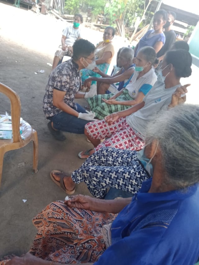 Pelayanan Oleh Tim Relawan Kepada Para Lansia di salah satu Posko Mandiri