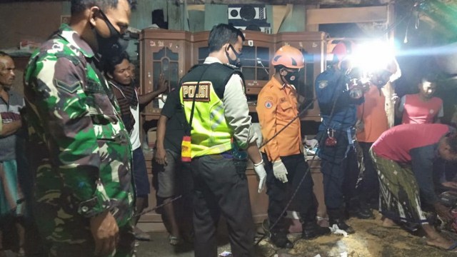 Proses evakuasi mayat warga Desa Ngrandu Kecamatan Kedungadem Kabupaten Bojonegoro, yang meninggal dunia di dalam sumur. (foto: istimewa)