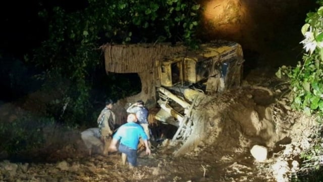 Excavator terseret masuk jurang di Tapin, Kalimantan Selatan Foto: ANTARA