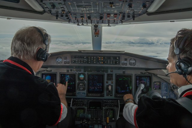 Kokpit pesawat dilengkapi oleh sistem autopilot untuk mengendalikan pesawat secara otomatis | Gambar oleh Thomas Zbinden dari Pixabay 
